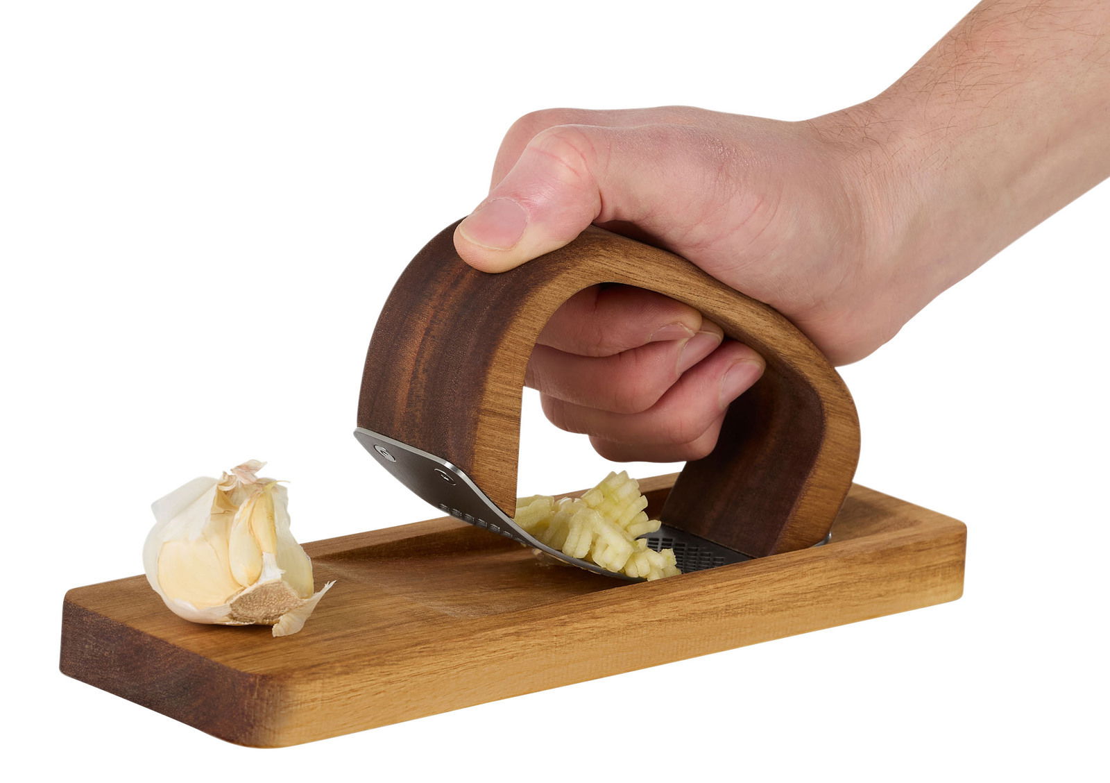 Knoblauchpresse RoccaAlio aus Holz und Metall, seitliche Perspektive, zeigt eine Hand, die Knoblauch auf einem Holzbrett presst.