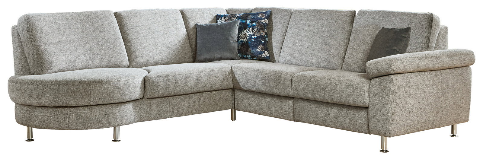 Graue Eckgarnitur mit modernen Metallfüßen, dekoriert mit gemusterten Kissen, Perspektive von vorne rechts.