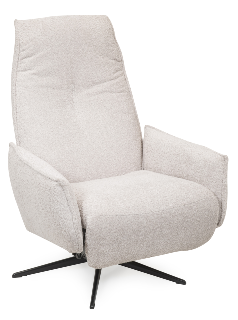 Heller, gepolsterter Relaxsessel mit hoher Rückenlehne und Armlehnen, Bouclé-Stoff in Creme/Beige, auf schwarzem Drehkreuzfuß, in schräger Vorderansicht vor weißem Hintergrund