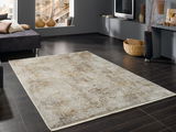 Designer Teppich in einem modernen Wohnzimmer mit dunklem Holzboden, seitliche Perspektive
