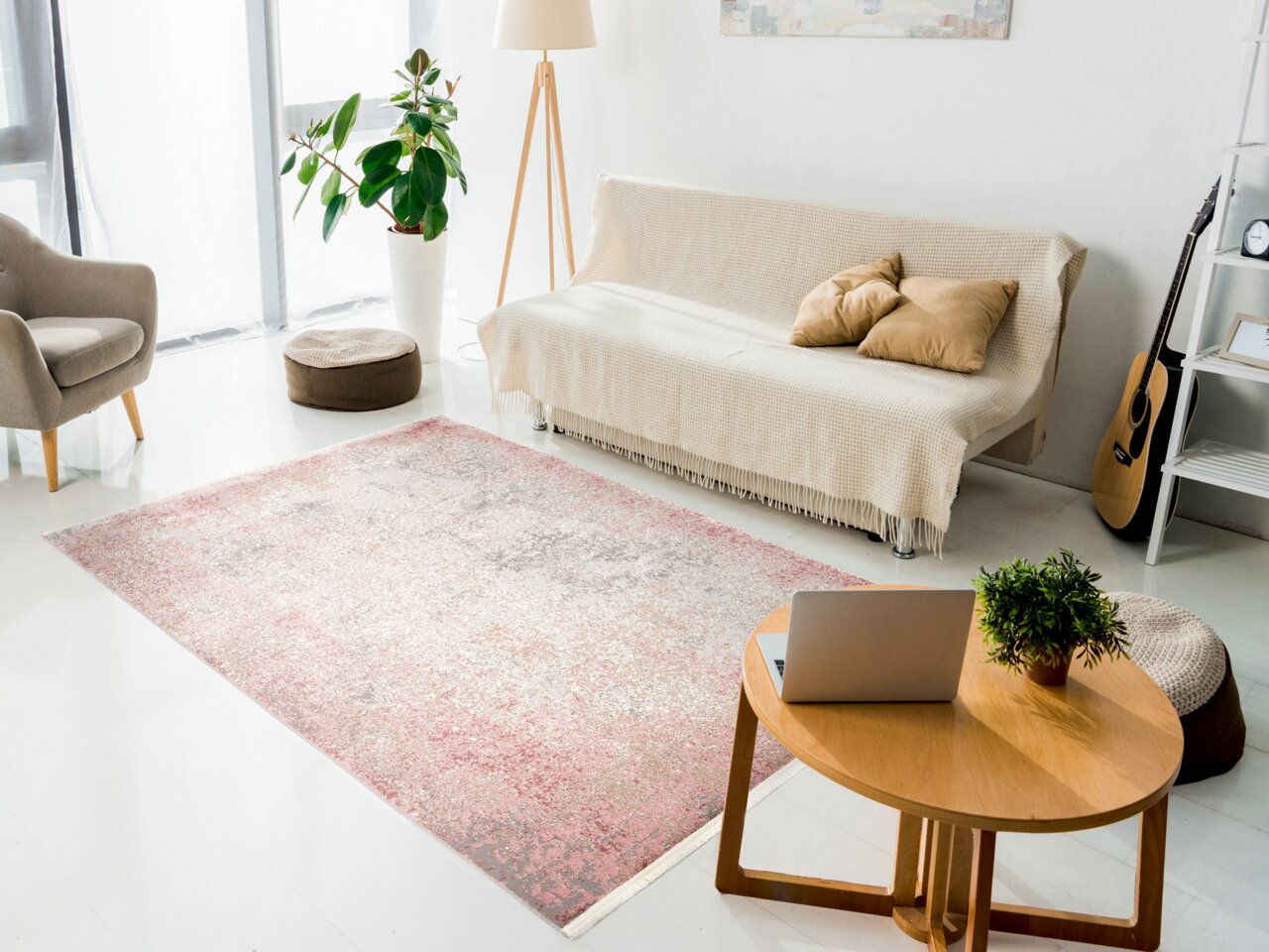 Designer Teppich in einem modernen Wohnzimmer, fotografiert aus der Vogelperspektive, mit einem Sofa, einem Couchtisch und Pflanzen im Hintergrund.