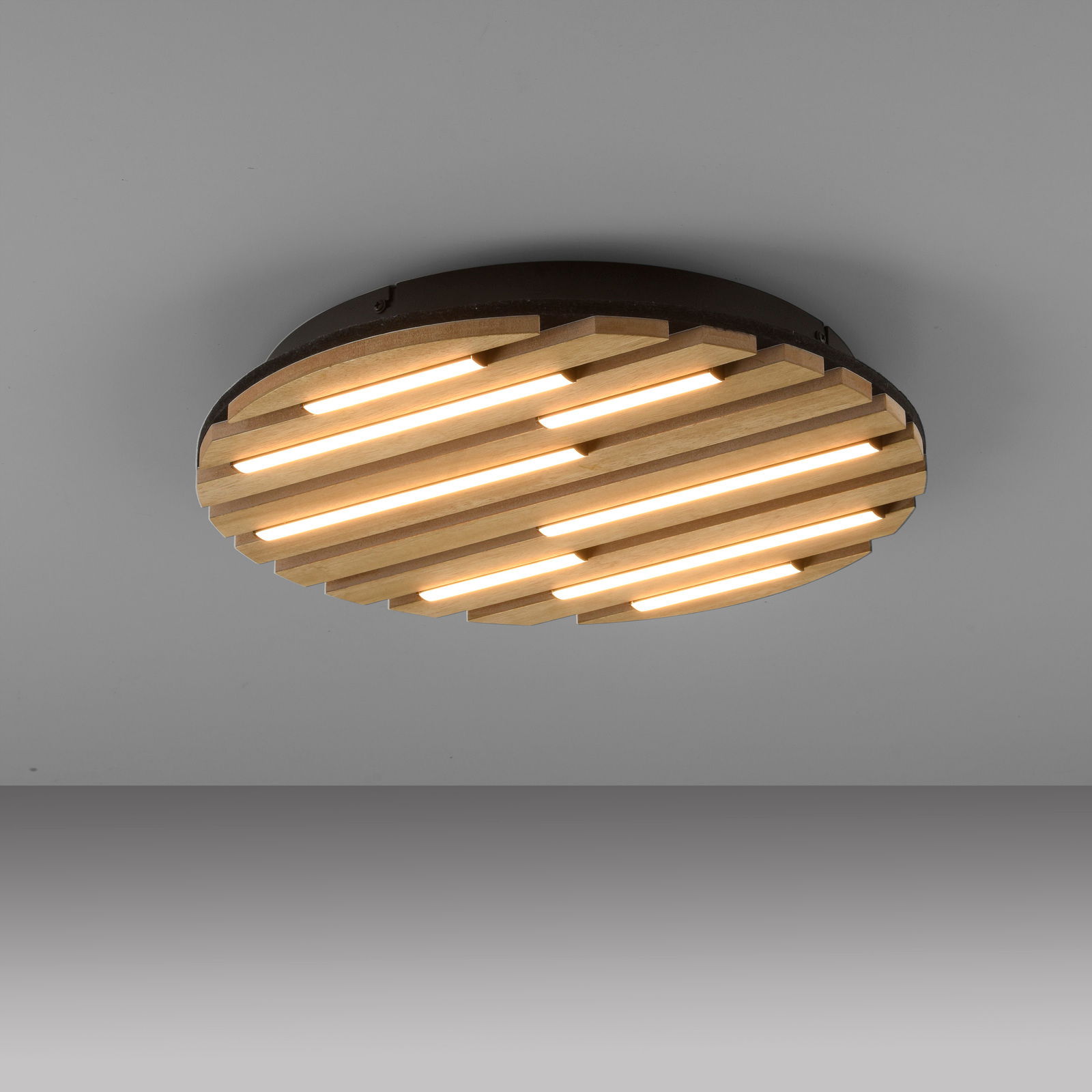 Moderne Deckenleuchte mit Holzlamellen und integrierter Beleuchtung, seitliche Perspektive