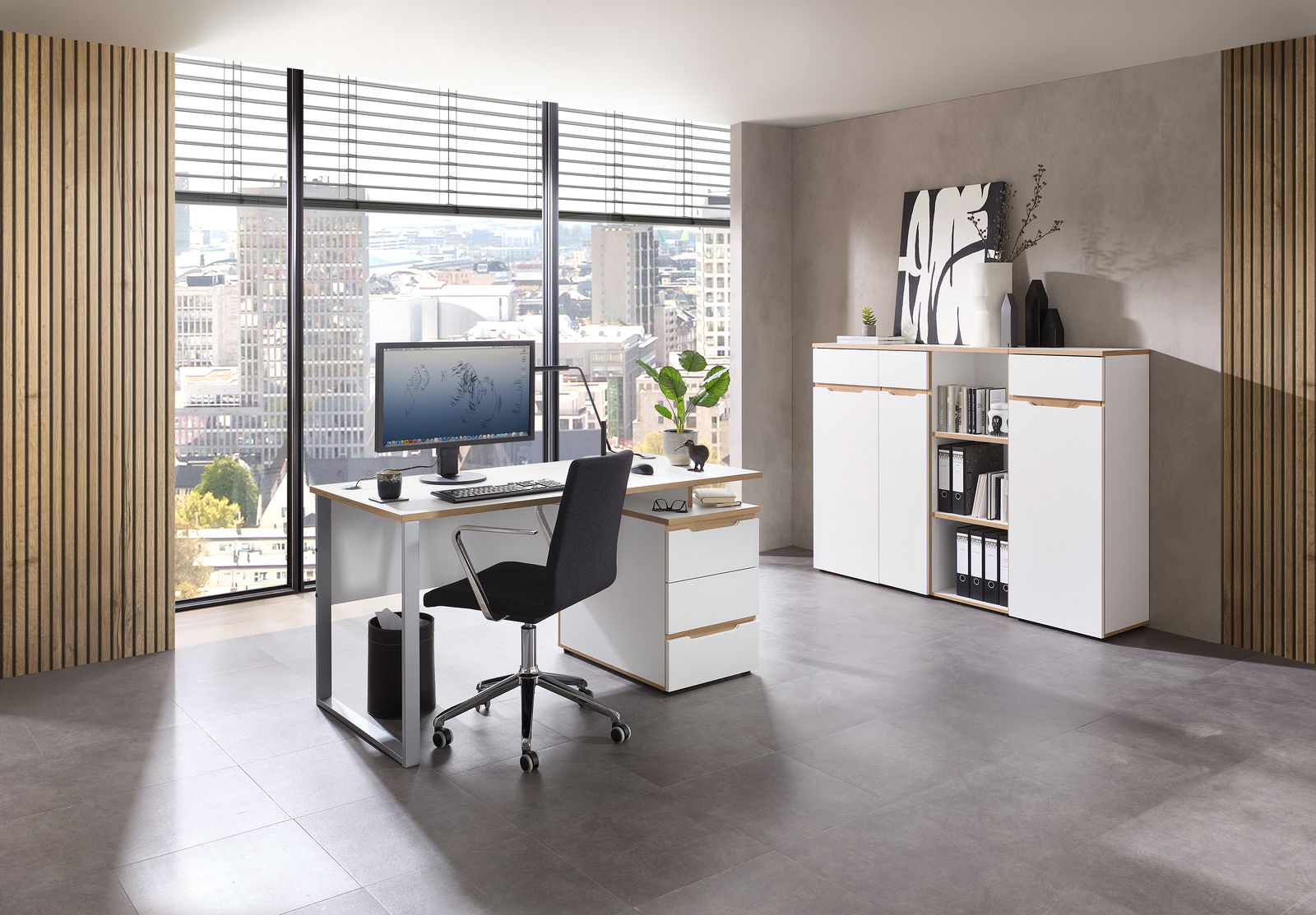 Moderne Büroumgebung mit Schreibtisch, Rollcontainer und Aktenschrank in heller, minimalistischer Gestaltung. Perspektive von schräg vorne.