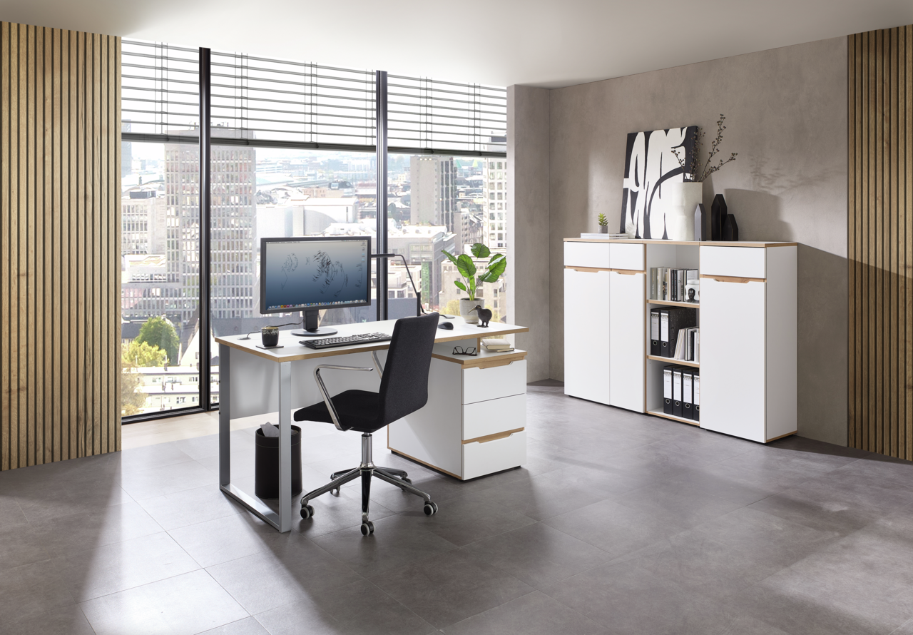 Voleo Schreibtisch DETROIT Moderne Büroumgebung mit Schreibtisch, Rollcontainer und Aktenschrank in heller, minimalistischer Gestaltung. Perspektive von schräg vorne.