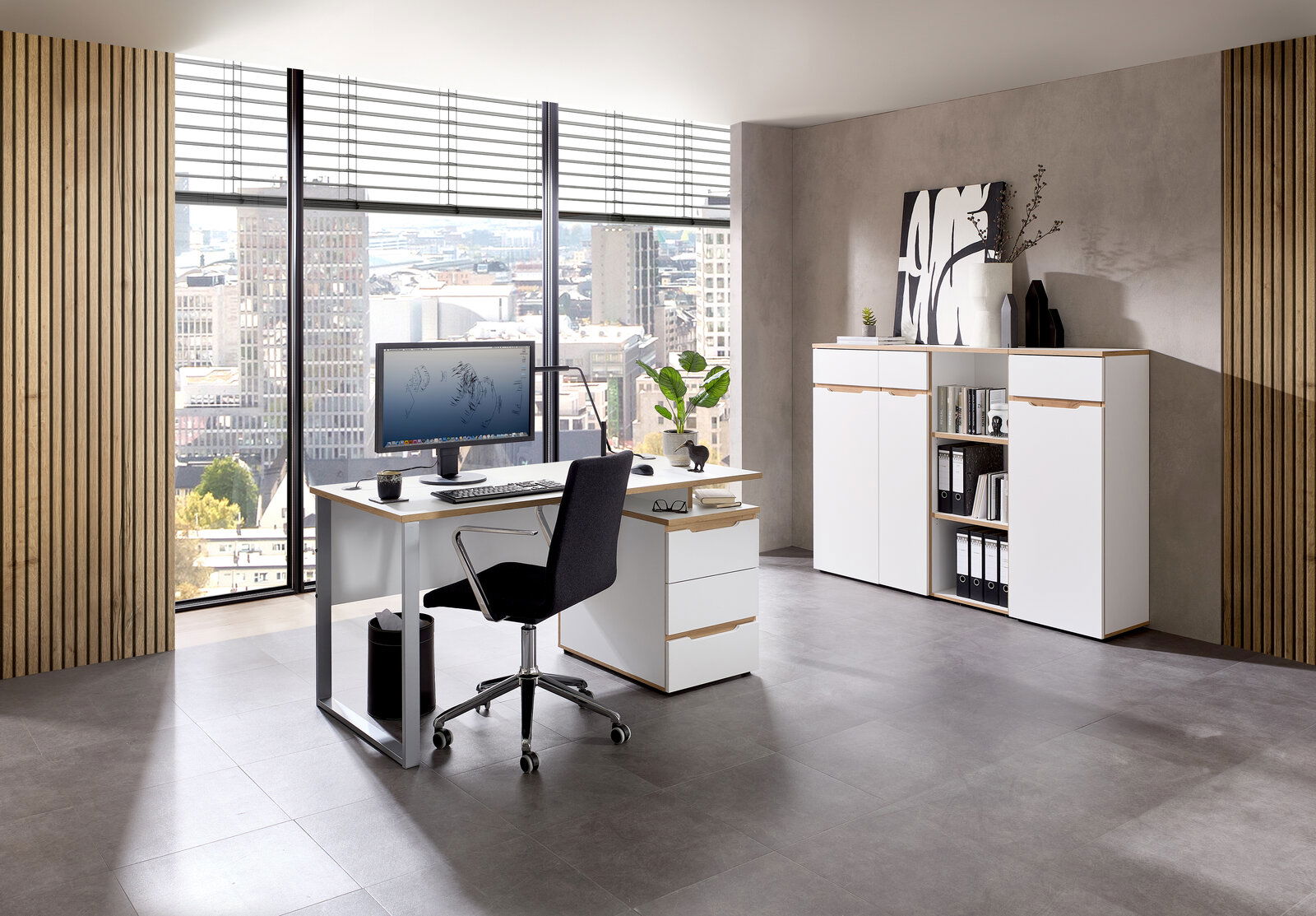 Voleo Schreibtisch DETROIT Moderne Büroumgebung mit Schreibtisch, Rollcontainer und Aktenschrank in heller, minimalistischer Gestaltung. Perspektive von schräg vorne.