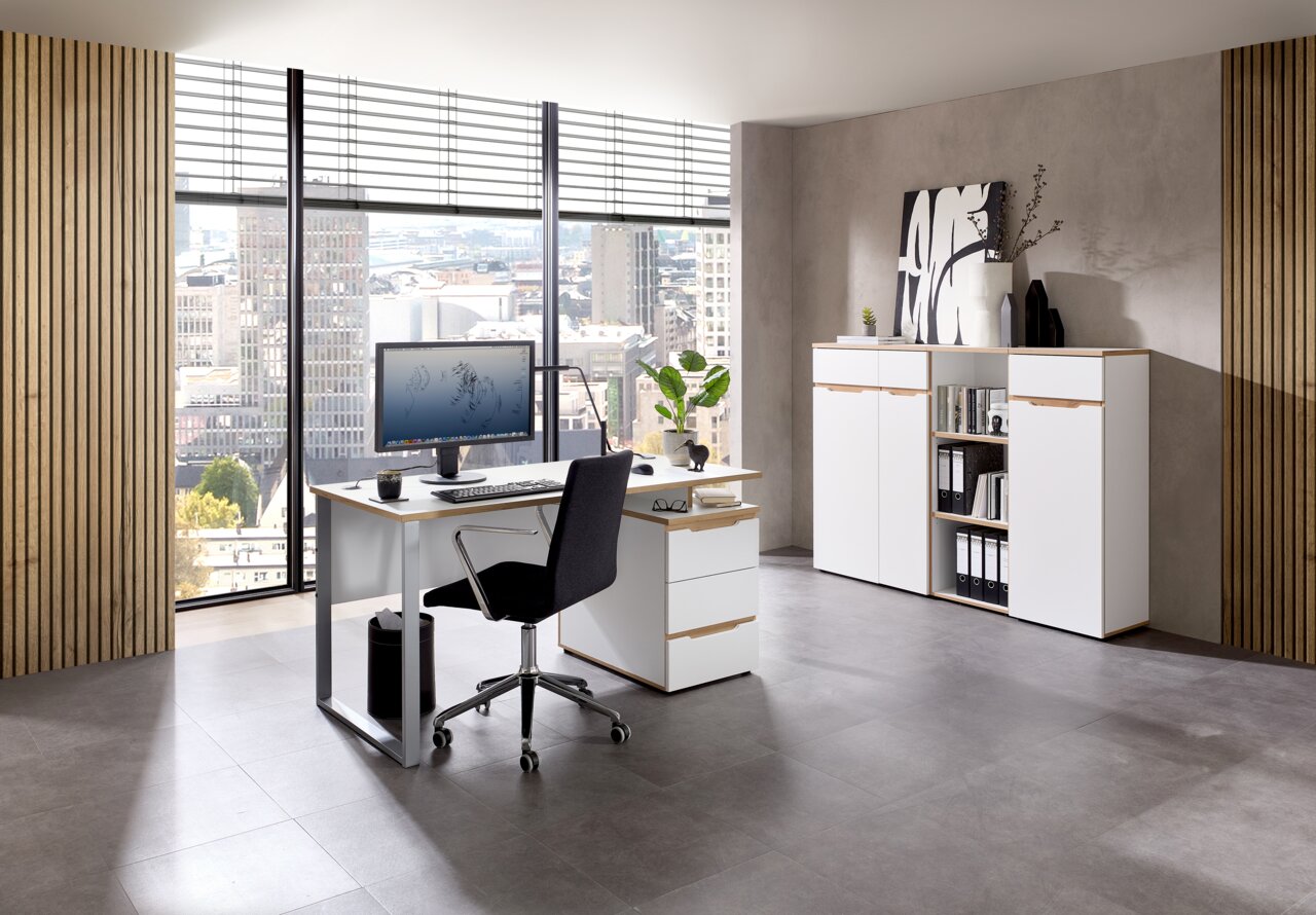 Moderne Büroumgebung mit Schreibtisch, Rollcontainer und Aktenschrank in heller, minimalistischer Gestaltung. Perspektive von schräg vorne.