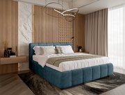 Modernes Polsterbettgestell in einem stilvollen Schlafzimmer, seitliche Perspektive.