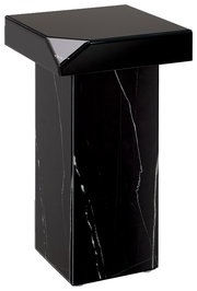Schwarzer Beistelltisch mit glänzender Oberfläche und Marmoroptik, seitliche Perspektive