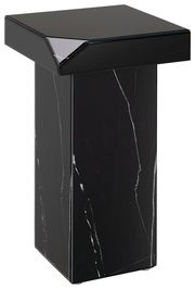 Schwarzer Beistelltisch mit glänzender Oberfläche und Marmoroptik, seitliche Perspektive