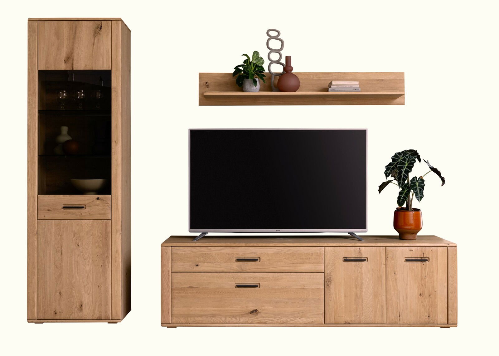 Frontale Ansicht der Cantus Wandkombination ASINARA mit einem hohen Schrank, einem TV-Board und einem Wandregal, alle aus Holz gefertigt.