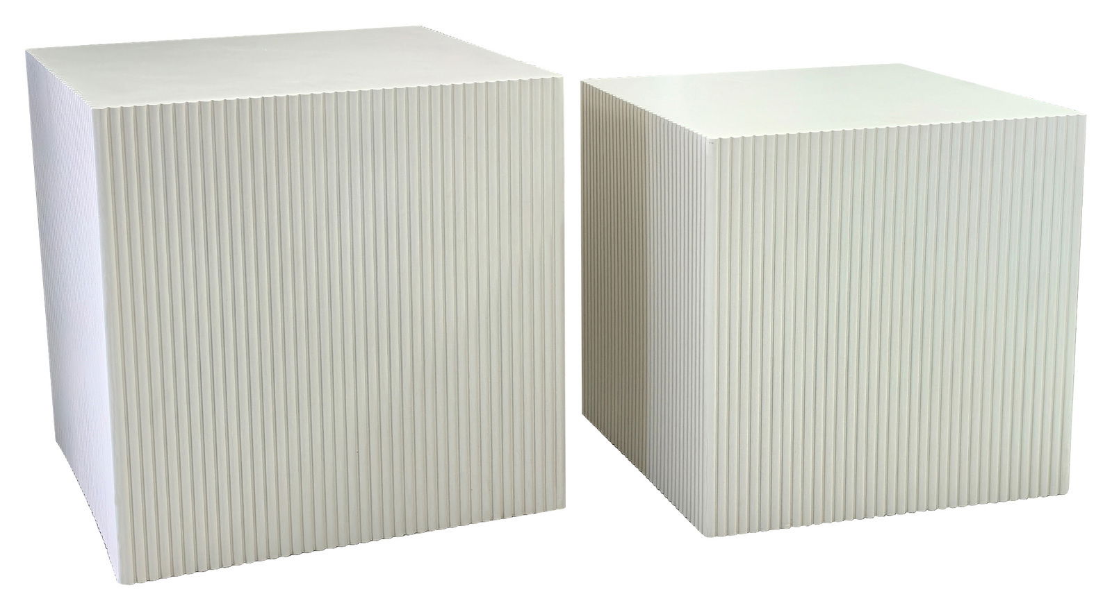 Zwei weiße, kubische Beistelltische mit geriffelter Oberfläche, aus seitlicher Perspektive fotografiert.