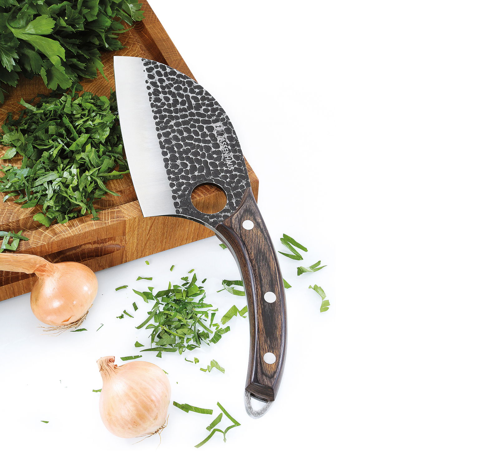 Kochmesser KEEPER 12 cm mit gehämmerter Klinge und Holzgriff, von oben fotografiert neben geschnittenen Kräutern und Zwiebeln.