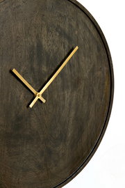 Nahaufnahme einer runden Wanduhr mit dunklem Holzdesign und goldenen Zeigern, von vorne betrachtet.