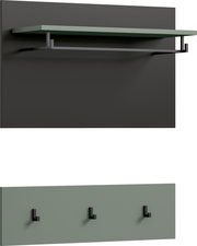 Moderne Wandgarderobe in Salbeigrün mit schwarzem Metallrahmen, Ablage oben und drei Haken, schräg von vorn in leichter Seitenansicht fotografiert