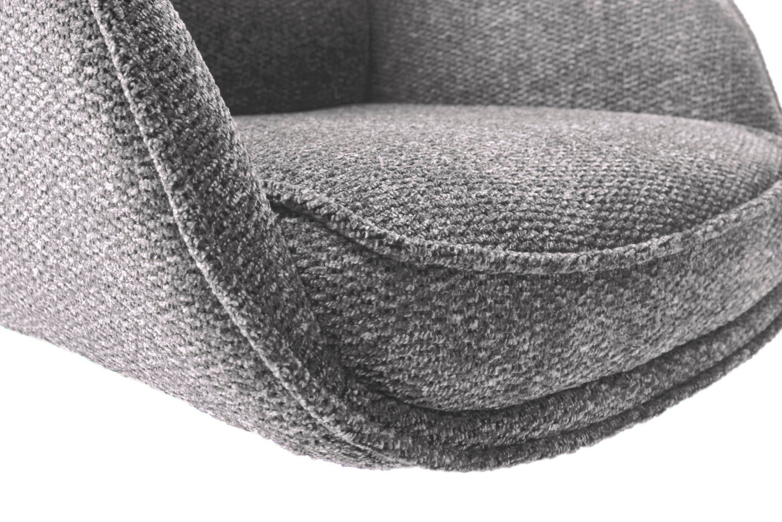 Nahaufnahme eines grauen Armlehnstuhls aus Stoff, seitliche Perspektive