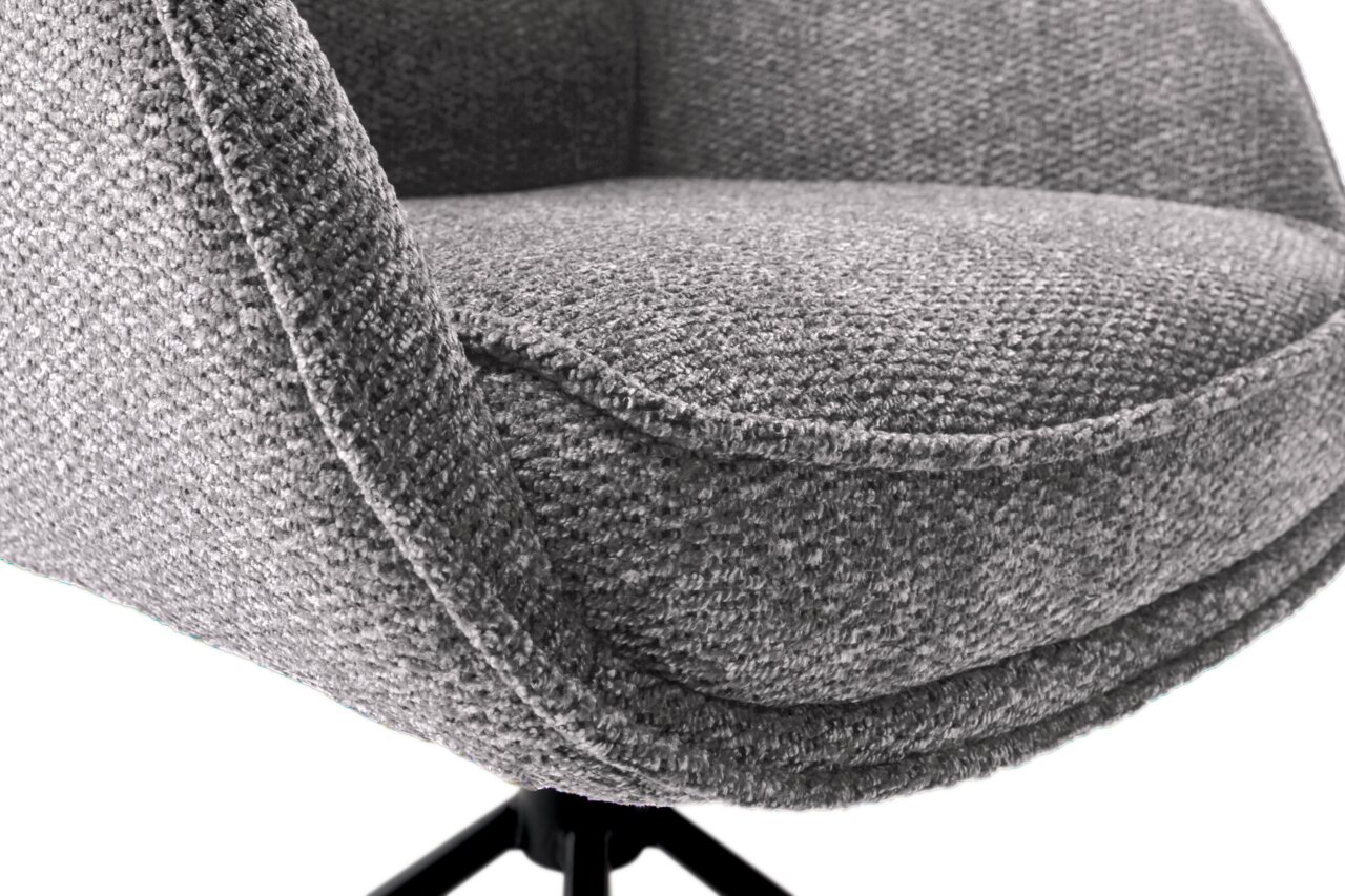 Nahaufnahme eines grauen Armlehnstuhls aus Stoff, seitliche Perspektive