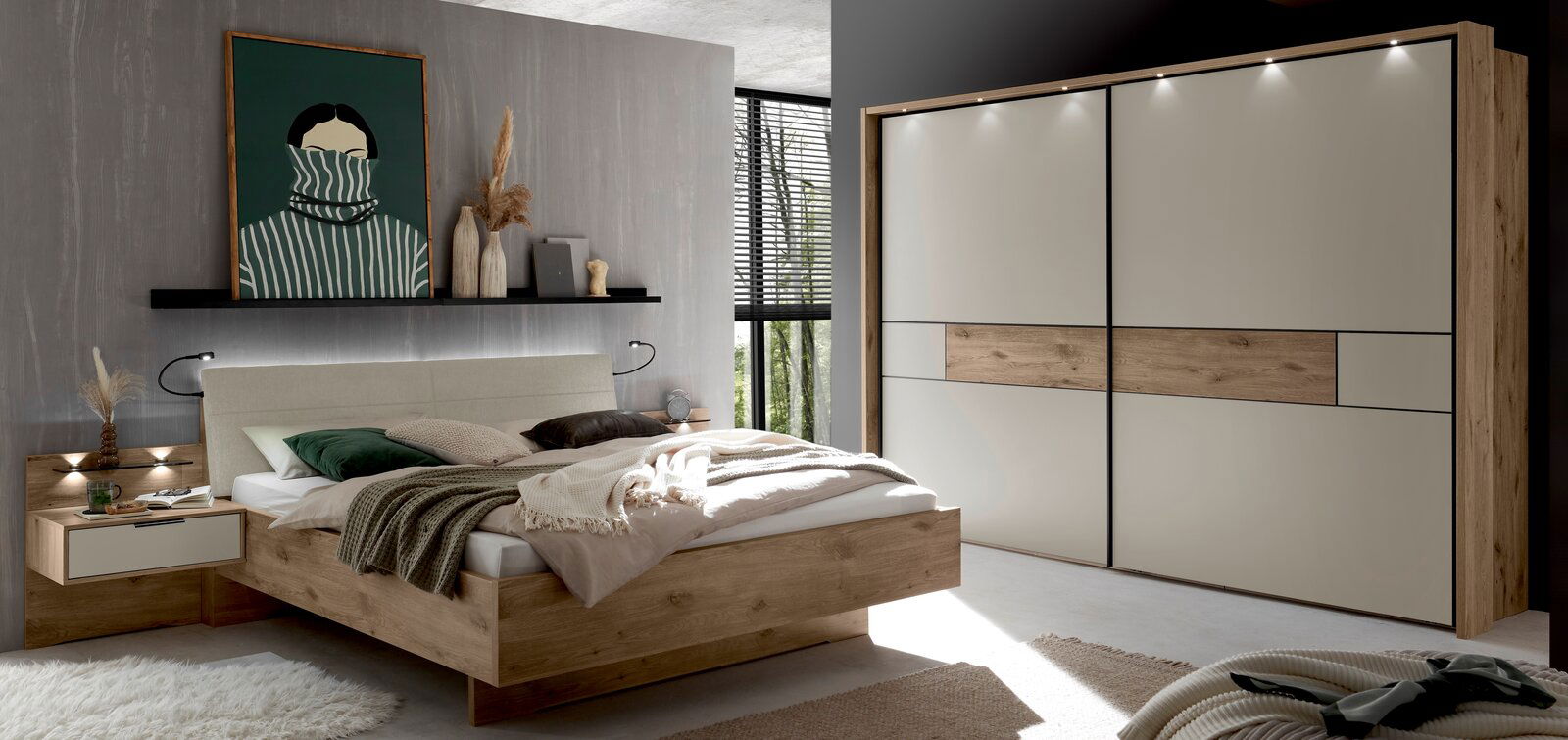 Modernes Schlafzimmer-Set mit Holzbett und gepolstertem Kopfteil, Nachttisch und großem Schwebetürenschrank in Weiß mit Holz-Akzentstreifen und LED-Spots, gezeigt in frontaler leicht seitlicher Perspektive.