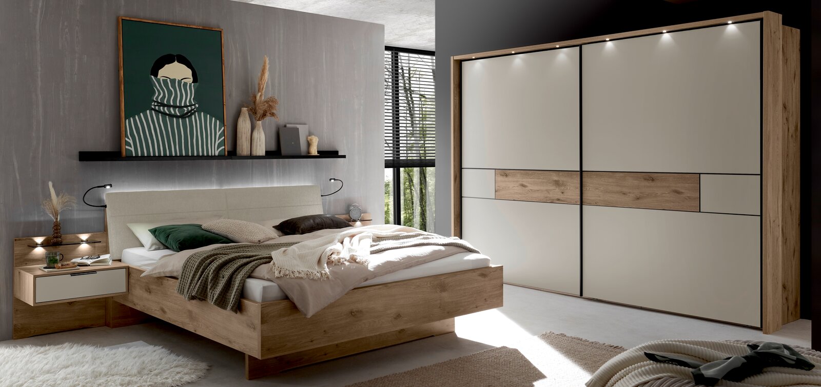 Modernes Schlafzimmer-Set mit Holzbett und gepolstertem Kopfteil, Nachttisch und großem Schwebetürenschrank in Weiß mit Holz-Akzentstreifen und LED-Spots, gezeigt in frontaler leicht seitlicher Perspektive.