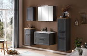 Moderne Badezimmermöbel in dunklem Grau, bestehend aus einem Unterschrank mit Waschbecken, einem hohen Schrank und einem Spiegelschrank, aus der Frontalperspektive betrachtet.