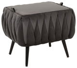 Grauer, gepolsterter Hocker mit schwarzem, gefaltetem Stoffbezug und vier schwarzen Beinen, seitliche Perspektive