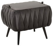 Grauer, gepolsterter Hocker mit schwarzem, gefaltetem Stoffbezug und vier schwarzen Beinen, seitliche Perspektive