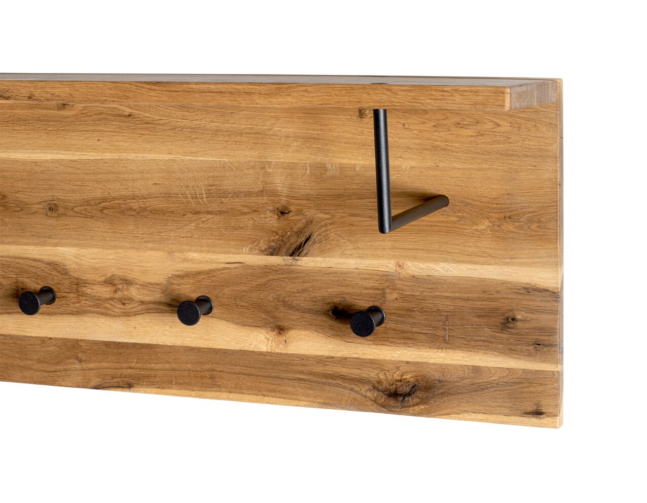 Wandgarderobe aus massivem Holz mit natürlicher Maserung, drei schwarzen runden Haken und einer schwarzen Metallstange, schräg von vorn rechts fotografiert