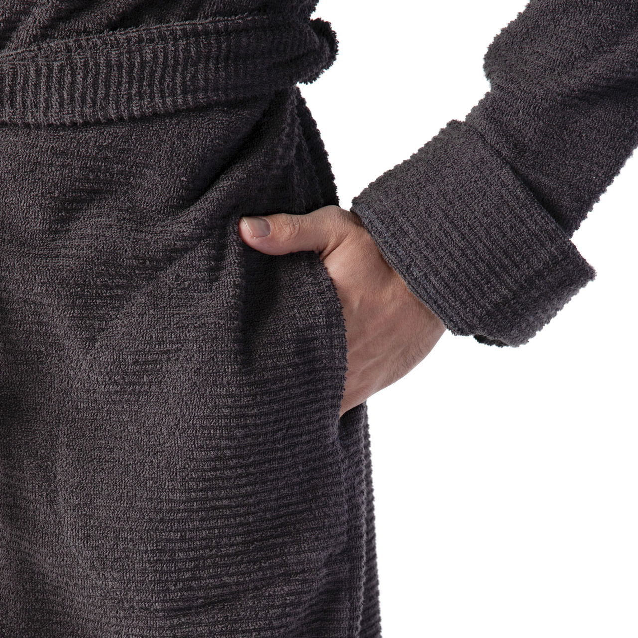 Nahaufnahme eines grauen Kapuzenbademantels in Größe L, mit einer Hand in der Tasche und einem Gürtel um die Taille.