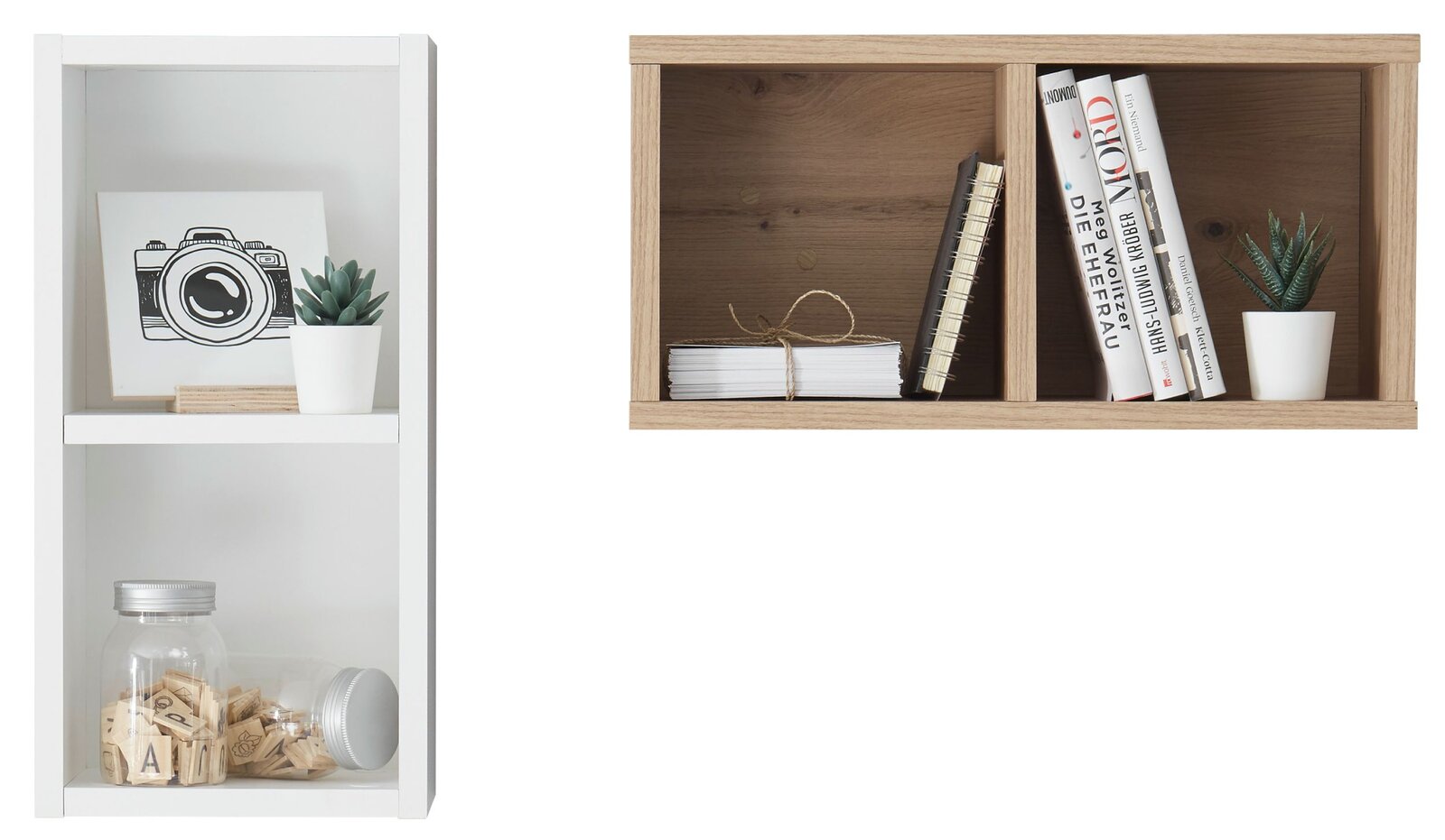 BOXXX Hangende box FILOU Twee hangende kasten, één in het wit met decoraties zoals een foto, een plant en glazen, en één in houtlook met boeken, notitieboekjes en een plant, gezien van voren.