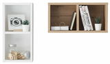 Zwei Hängeboxen, eine in Weiß mit Dekorationen wie einem Bild, einer Pflanze und Gläsern, und eine in Holzoptik mit Büchern, Notizbüchern und einer Pflanze, aus frontaler Perspektive.