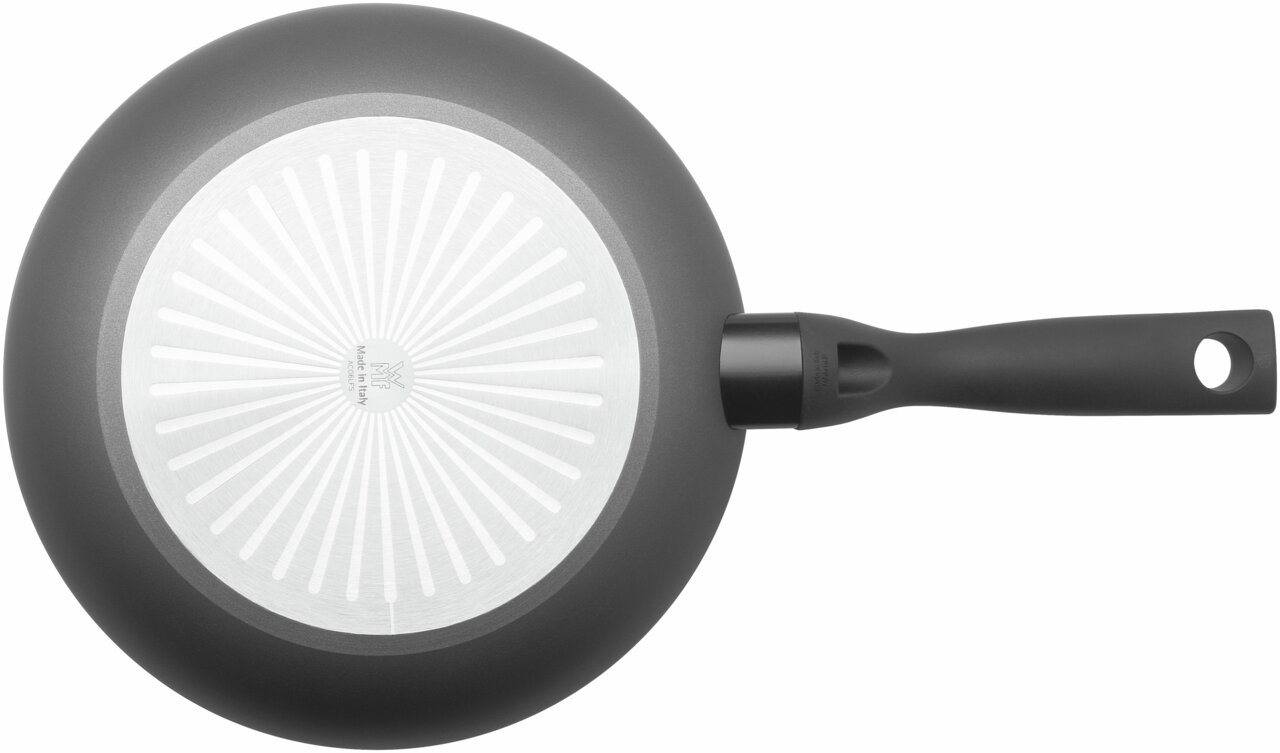 Pfanne von unten mit schwarzem Griff, zeigt die Unterseite mit kreisförmigem Muster und WMF-Logo, Perspektive von oben