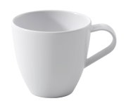 Weiße, glänzende Keramik-Kaffeetasse mit Henkel, freigestellt; Perspektive: leicht von oben in schräger Frontansicht, Henkel rechts sichtbar.