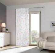 Halbtransparenter weißer Vorhang mit zartem Blumenmuster in Pastellfarben an einer Gardinenstange vor einer Balkontür, Innenraumansicht in Frontalperspektive.