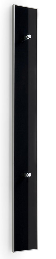 Schwarze Paneel-Leiste mit zwei silbernen Haken, seitliche Perspektive