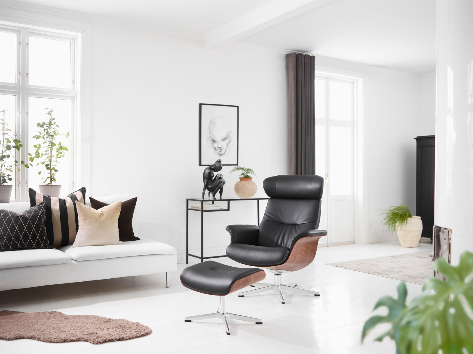 Zurbrüggen Relaxsessel TIME OUT Moderner Relaxsessel mit schwarzem Lederbezug und Holzdetails, seitliche Perspektive in einem hellen Wohnzimmer.