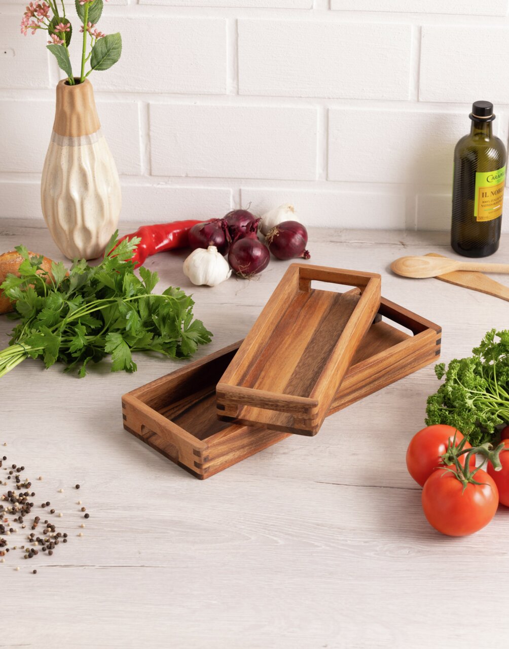 Langwerpig houten dienblad in een keukenomgeving, van bovenaf gezien, omringd door verse ingrediënten zoals tomaten, kruiden en specerijen.
