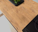 Holzarbeitsplatte einer Single-Küche mit schwarzem Kochfeld und Kräutern auf einem Tablett, aus der Vogelperspektive betrachtet.