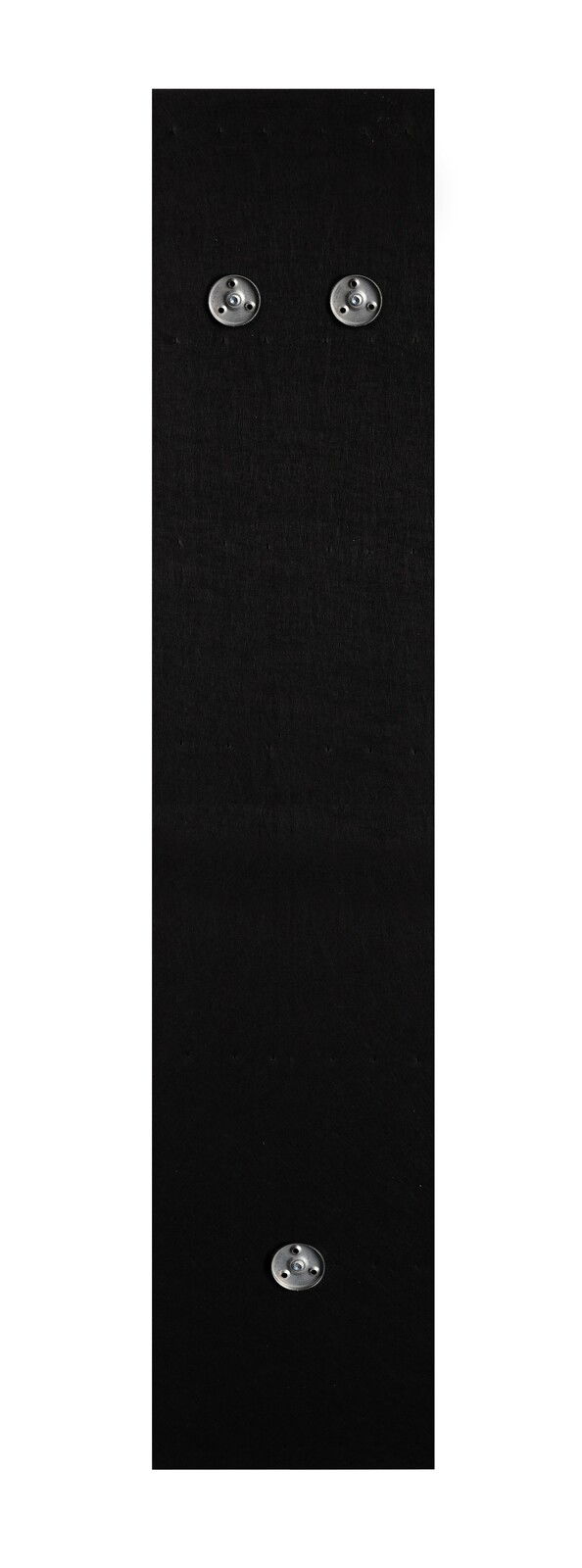 Schmale Wandgarderobe in schwarzer Farbe mit drei silbernen Haken, frontal abgebildet.