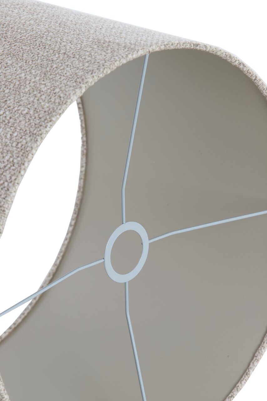 Nahaufnahme eines beige-farbenen Lampenschirms mit texturierter Oberfläche und Metallrahmen, von innen betrachtet.