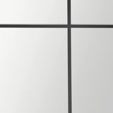 Nahaufnahme eines großen Spiegels mit schwarzem Gitterrahmen, perspektivisch von vorne betrachtet.