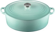 Türkiser Le Creuset Gusseisen-Bräter mit Deckel und Edelstahlknauf, frontale Produktansicht leicht von oben, freigestellt auf weißem Hintergrund