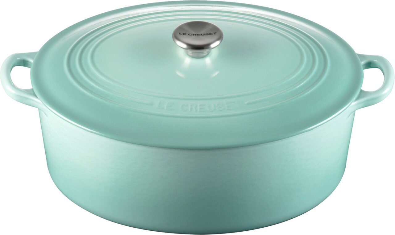 Türkiser Le Creuset Gusseisen-Bräter mit Deckel und Edelstahlknauf, frontale Produktansicht leicht von oben, freigestellt auf weißem Hintergrund