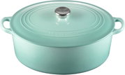 Türkiser Le Creuset Gusseisen-Bräter mit Deckel und Edelstahlknauf, frontale Produktansicht leicht von oben, freigestellt auf weißem Hintergrund