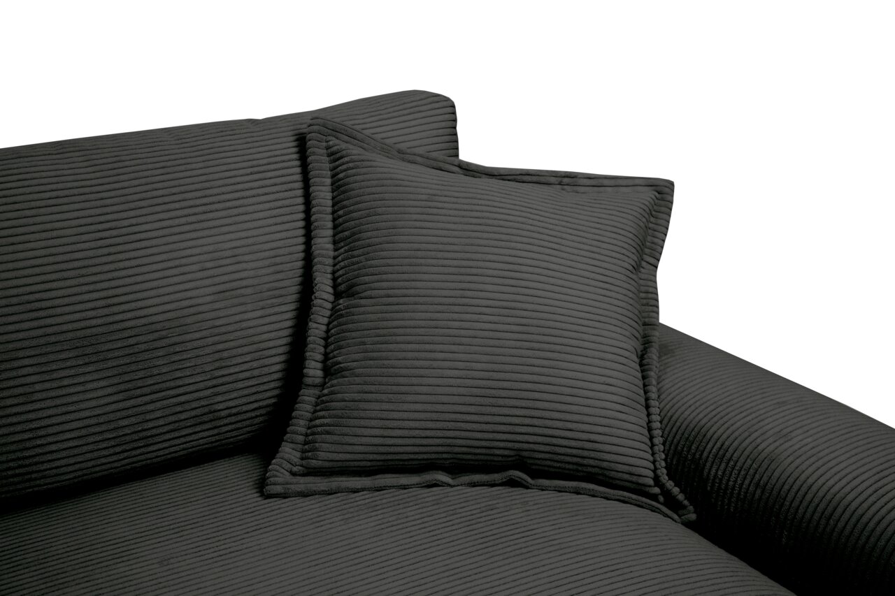 Nahaufnahme eines dunkelgrauen Big-Sofas mit geripptem Stoffbezug und passendem Kissen, seitliche Perspektive.
