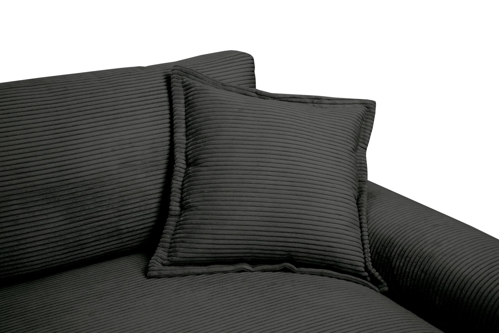 Nahaufnahme eines dunkelgrauen Big-Sofas mit geripptem Stoffbezug und passendem Kissen, seitliche Perspektive.
