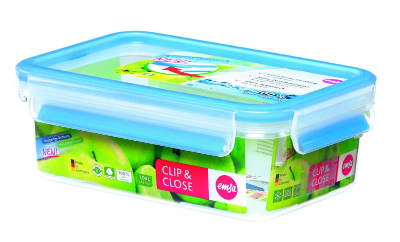 Rechteckige Frischhaltedose mit blauem Deckel und Clip-Verschluss, 1,0 Liter, seitliche Perspektive