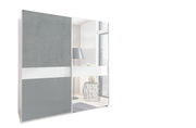 Schwebetürenschrank mit zwei Türen, linke Tür in grauer Betonoptik, rechte Tür mit Spiegel, seitliche Perspektive
