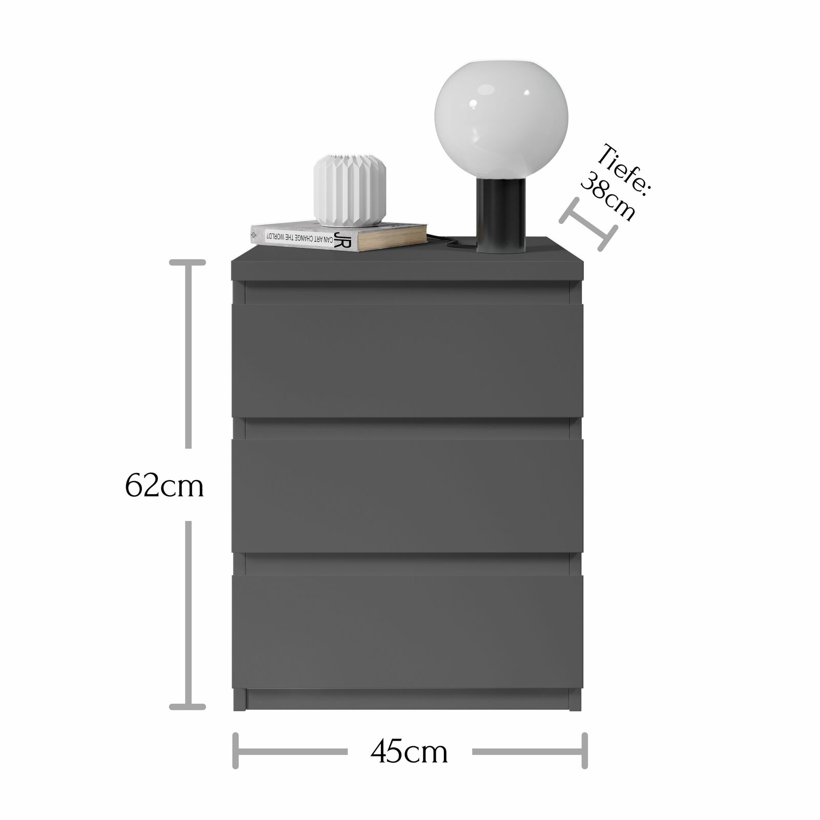 Moderne Nachtkommode in dunklem Grau mit drei Schubladen, dekoriert mit einer Lampe und einem Buch, frontal abgebildet. Maße: 62cm Höhe, 45cm Breite, 38cm Tiefe.