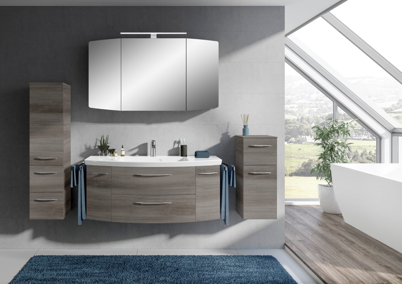 Moderne Badkombination mit hängendem Waschtisch, Spiegelschrank und Schränken in Holzoptik, seitliche Perspektive