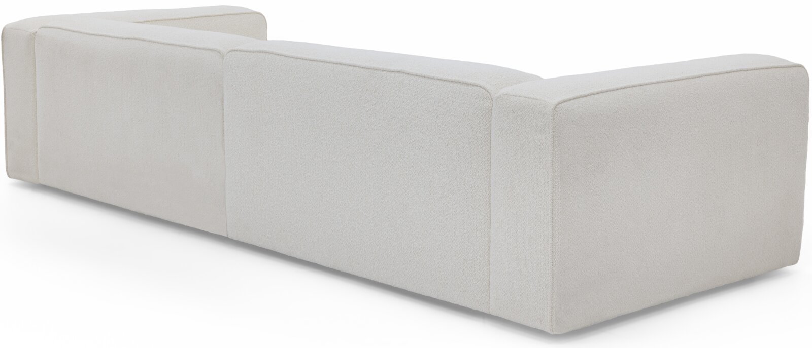Crèmekleurige gestoffeerde modulaire hoekbank met strakke blokvormige kussens, gezien schuin van achteren (achteraanzicht) op witte achtergrond