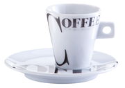 Espresso-Tasse mit Untertasse, seitliche Perspektive, mit großem 'COFFEE'-Schriftzug auf weißem Porzellan.